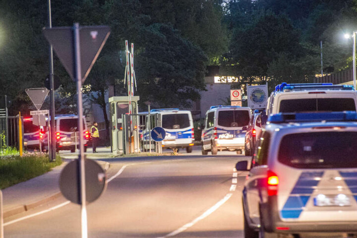 Die Polizei rückt emit Dutzenden Mannschaftsbussen an.
