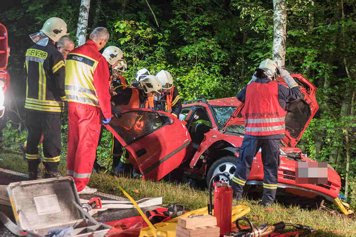 Ein Opel-Fahrer ist am Montagabend gegen einen Baum geprallt.