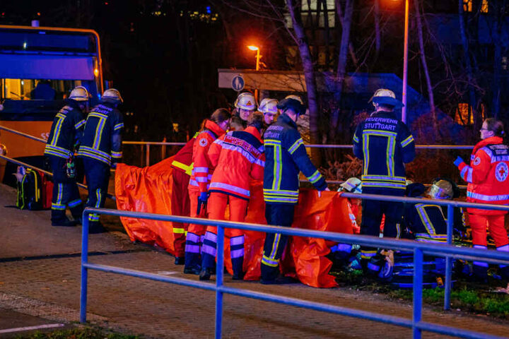 Das DRK und die Feuerwehr kümmert sich um den Schwerverletzten.
