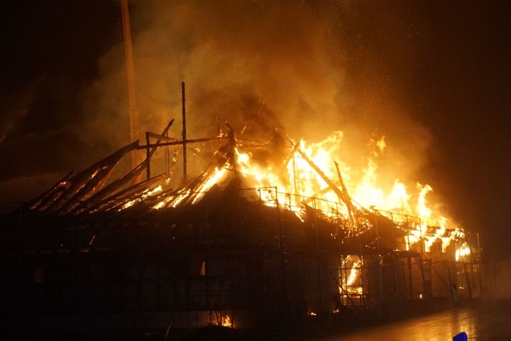 Damit das Feuer nicht auf andere Gebäude übergriff, ließ die Feuerwehr die Ziegelhütte abbrennen.
