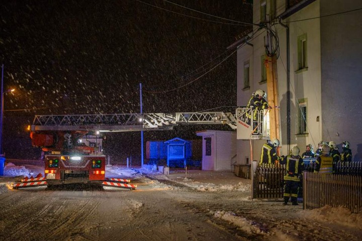 An der Kreuzung Radeberger Straße/Alte Hauptstraße krachte ein Auto am Abend gegen einen Telefonmasten.