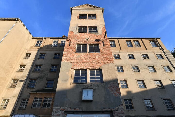 Das Fabrikgebäude wurde einst von den Nazis als Konzentrationslager genutzt. Hinter den Fenstern befanden sich unter anderem die Schlafräume der im KZ Sachsenhausen Inhaftierten.