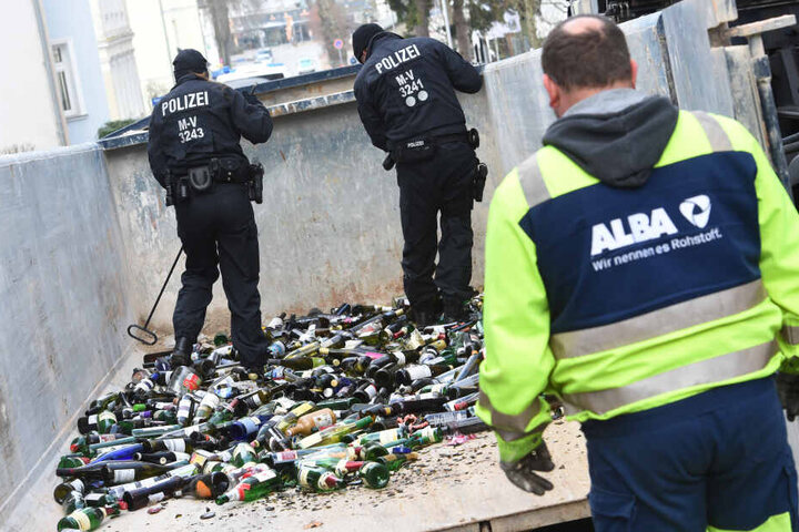 Polizisten durchsuchten Altglascontainer auf der Suche nach Spuren.