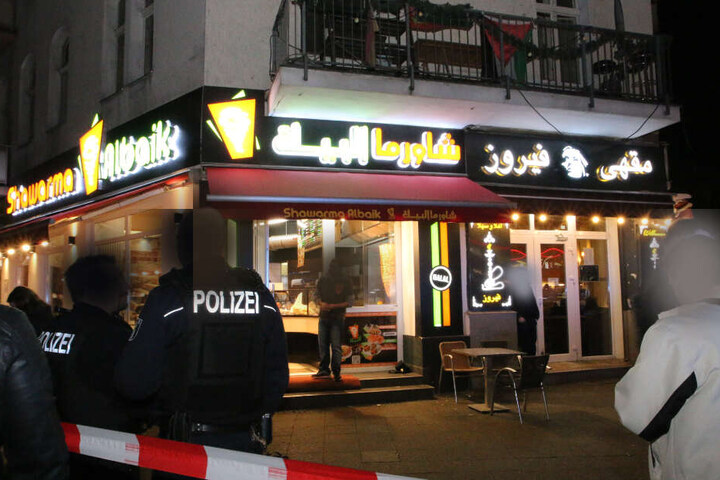 In einem Imbiss an der Sonnenallee Ecke Reuterstraße kam es am Donnerstagabend zu einer Messerstecherei.