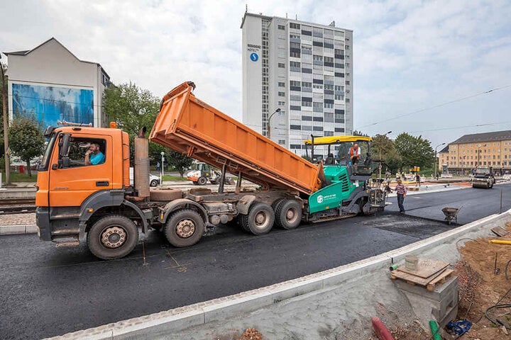 Der Belag ist gleich drauf. In der Bernsdorfer Straße asphaltieren Arbeiter den neuen Straßenabschnitt.