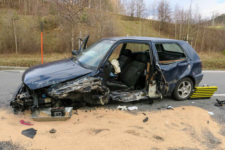 Die Fahrerin des VW musste von der Feuerwehr aus ihrem Fahrzeug befreit werden.