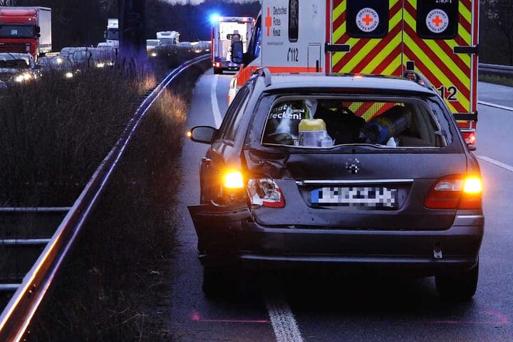 Das Foto zeigt den Mercedes, der an dem Unfall beteiligt war.