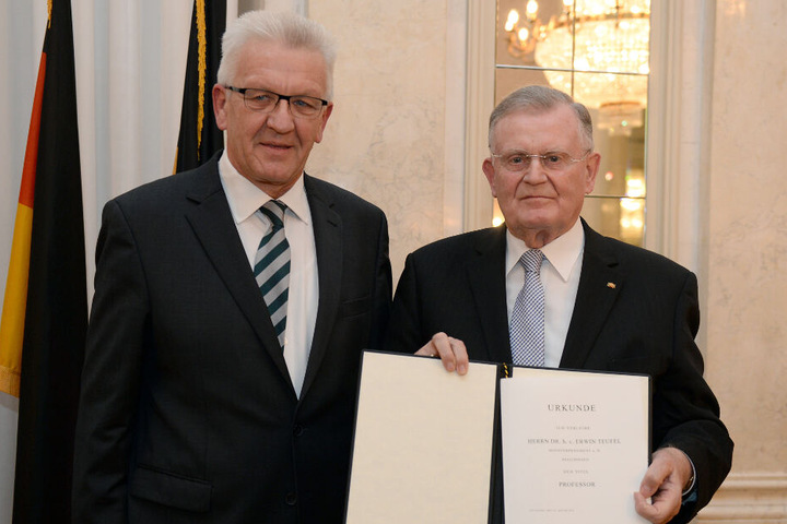 Erwin Teufel bekam 2015 von Ministerpräsident Kretschmann den Ehrentitel Professor verliehen.