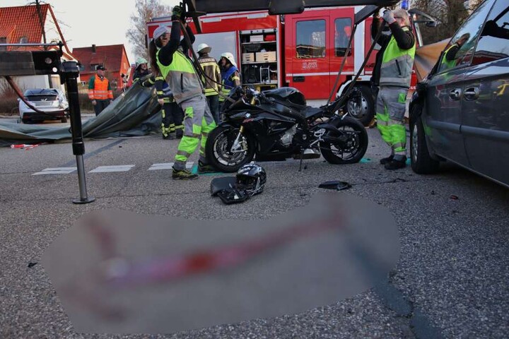 Jegliche Hilfe kam für den Motorradfahrer zu spät.