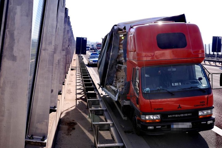 Der Fahrer wurde ins Krankenhaus gebracht.