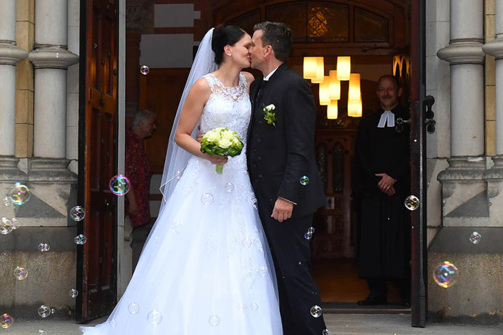 Mit einem Kuss ist (endgültig) alles besiegelt: Stefanie und Alexander Waibl nach der kirchlichen Trauung.