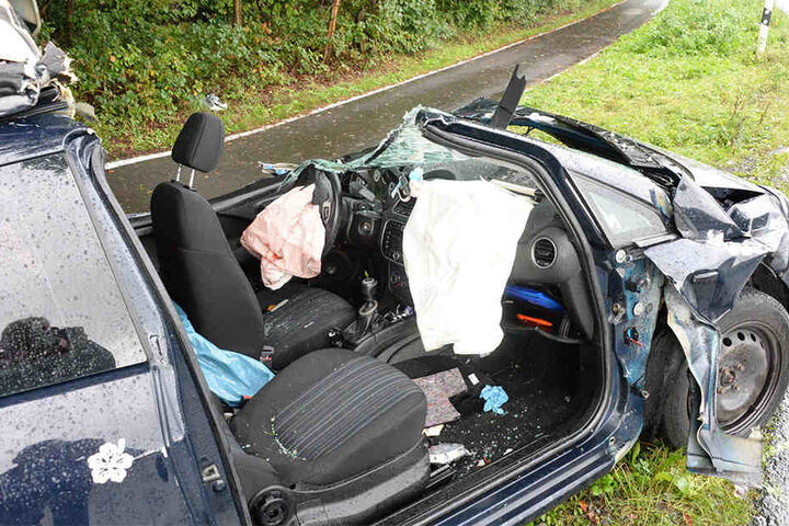 Die Feuerwehr hat das Dach des Fiat Puntos abgetrennt.