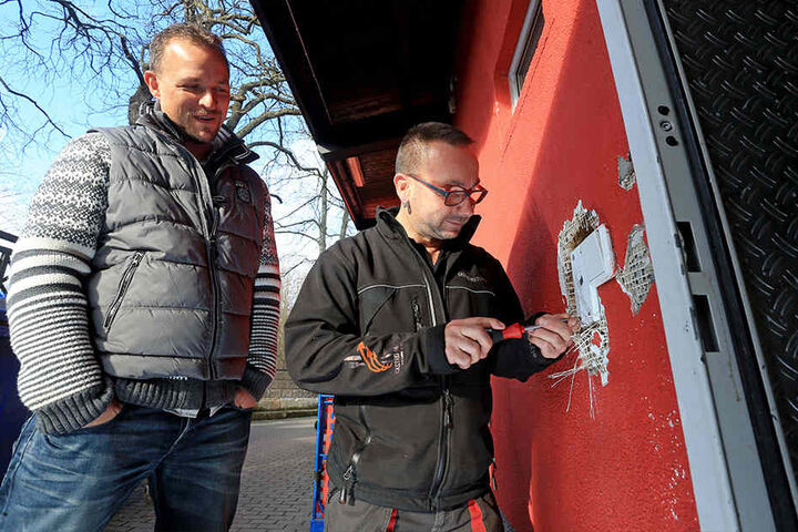 Miramar-Chef Gruhle (l., 42) und Mitarbeiter Danny Wiedemann (41) haben die
Alarmanlage sofort repariert.