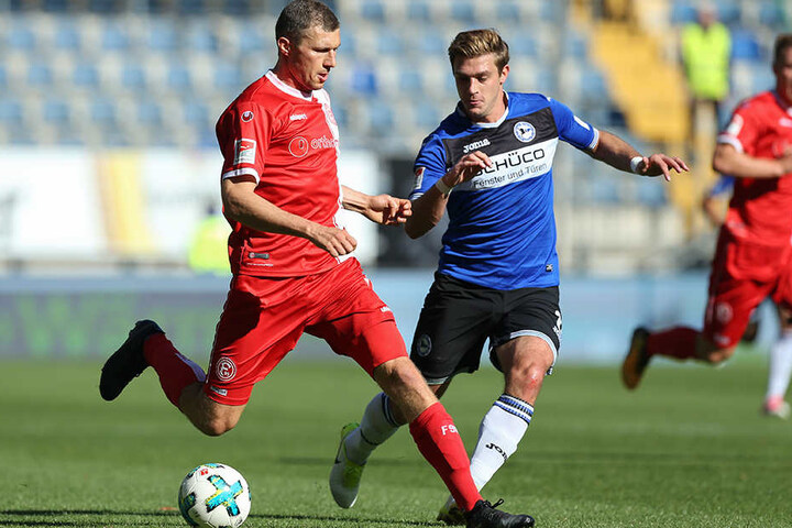 Tom Schütz (re.) hat nicht für die nötige Ruhe im Aufbauspiel der Arminia sorgen können.