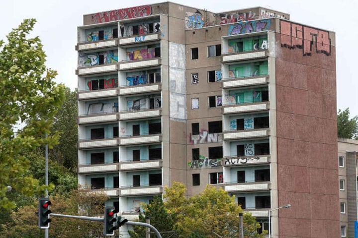 Das Hochhaus an der Ecke Zwickauer-, und Reichsstraße soll 2018 endlich saniert werden.