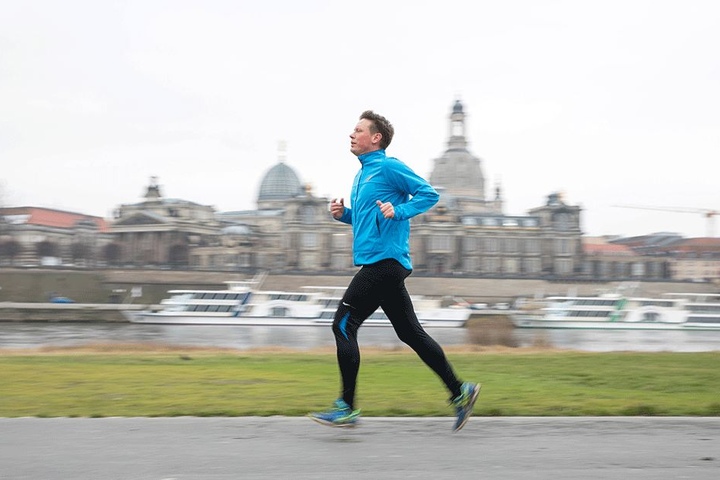Das stärkt die Gesundheit: Christian Semmler (40) treibt während der Mittagspause Sport und joggt am Königsufer.