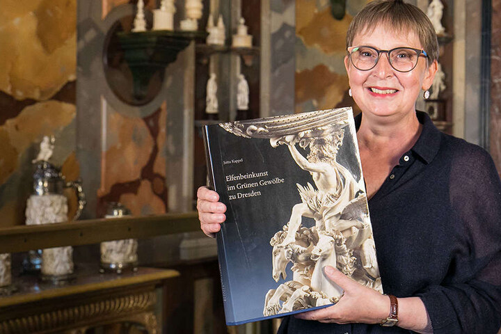 Oberkonservatorin Jutta Kappel präsentiert stolz ihr Buch.