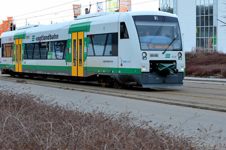 Die Bahn war gerade aus Richtung Zwickau kommend nach Plauen gefahren.