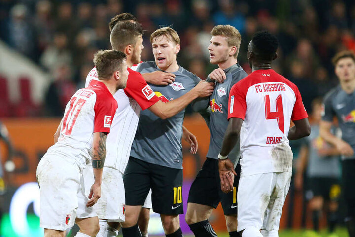 Nach der Geste gegen ihren Trainer gerieten die Leipziger Emil Forsberg und Timo Werner (graue Trikots) mit Spielern des FC Augsburg aneinander.