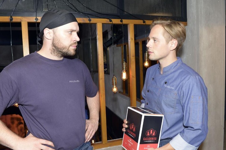 Doch der Koch entpuppt sich als homophober Rassist.