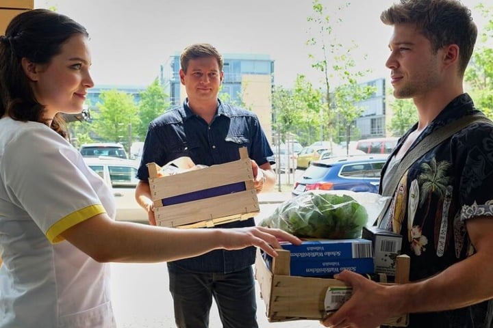 Zwischen Kris Haas (rechts) und Lernschwester Jasmin knistert es derweil heftig.