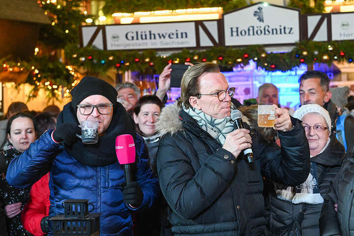 Auch Wolfgang Lippert (66) riskierte beim Glühwein-Treff der Schlagerparade ne Lippe.