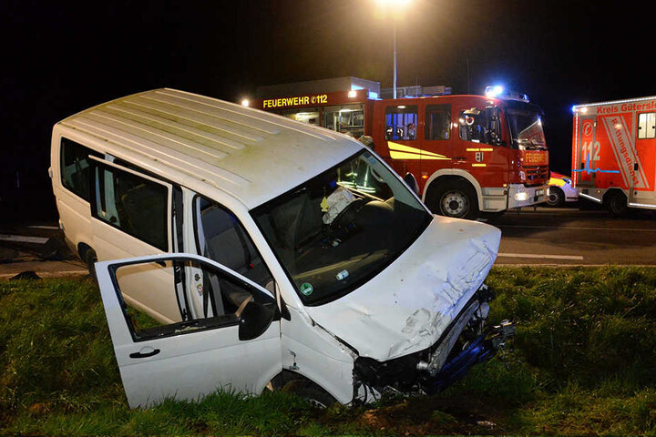 Der VW TRansporter schleuderte nach dem Aufprall in den Graben.