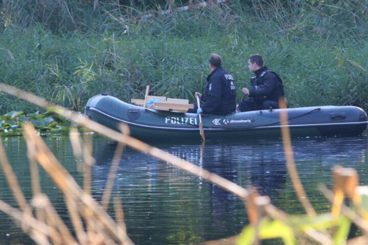 Polizisten suchen nach Spuren.