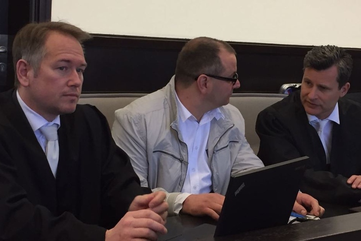 Auch Wilfried W. (Mitte) führt ein letztes Gespräch mit Verteidiger Detlef Binder (rechts).