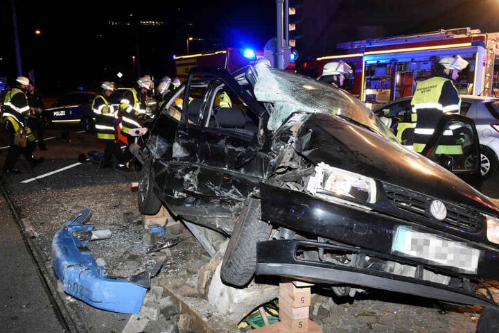 Das Auto wurde bei dem Unfall stark verformt.