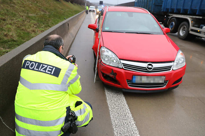 Die Fahrerin wurde mit leichten Verletzungen in ein Krankenhaus gebracht.