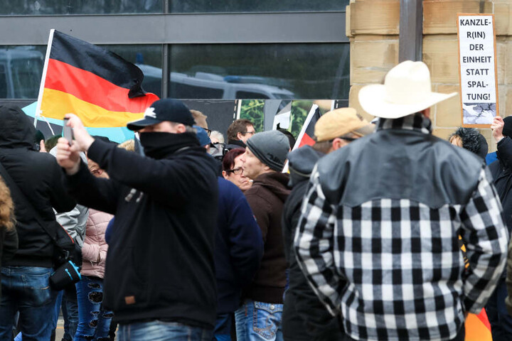 Einige Dutzend Teilnehmer der rechten Kundgebung "Michel, wach endlich auf" standen 750 Gegendemonstranten gegenüber.