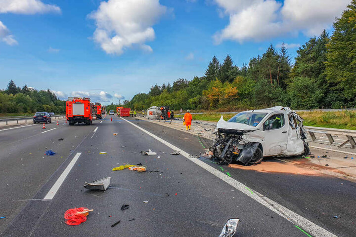Auf der A5 sind nach dem heftigen Unfall Trümmer auf der ganzen Fahrbahn verteilt.