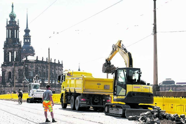 Während auf der Brücke die Pflastersteine aus dem Boden gerissen werden,
brüten unterhalb der Brücke Mehlschwalben.