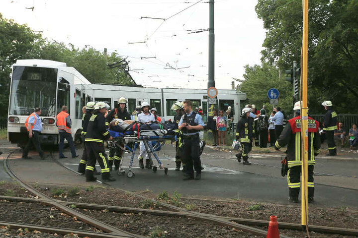 Bei dem Unfall gab es nach ersten Angaben der Polizei mindestens drei Verletzte.
