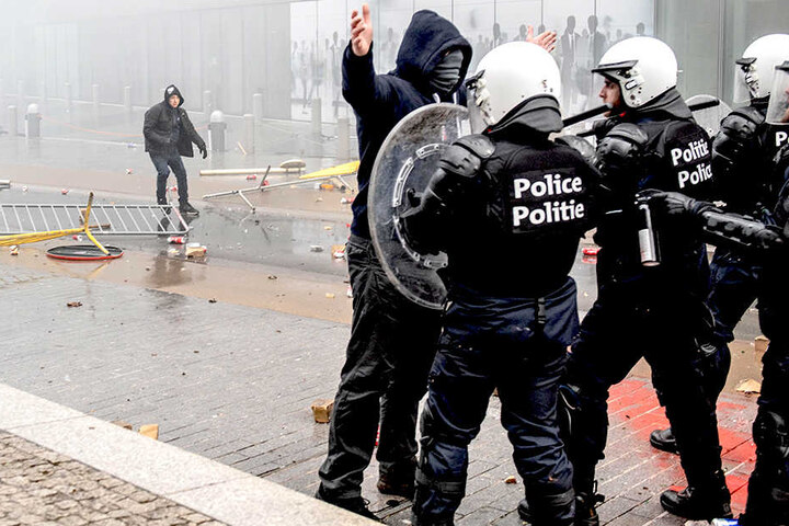 Demonstranten stoßen vor dem EU-Hauptquartier mit Polizisten zusammen.