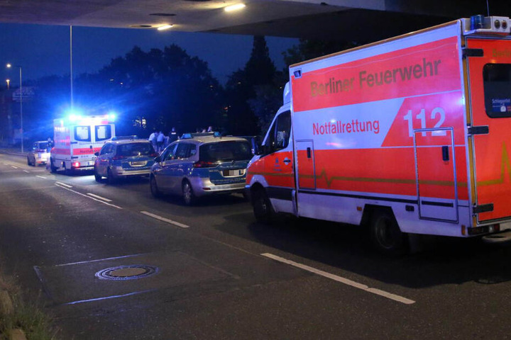 Nach Informationen vor Ort soll eine Person in einem Rettungswagen betreut und von der Polizei befragt worden sein.