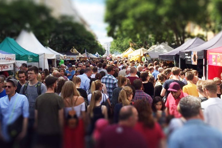 Das Bergmannstraßenfest ist eine feste Größe im Kreuzberger Kiez und zieht jedes Jahr Tausende von Besuchern an.