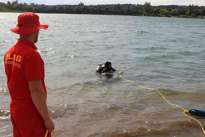 Taucher der DLRG entdeckten die Leiche des 20-Jährigen.