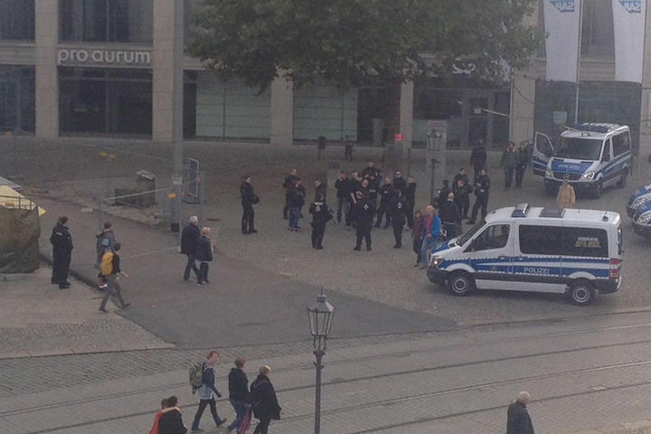 Die Polizei umringt eine Gruppe von Hooligans.