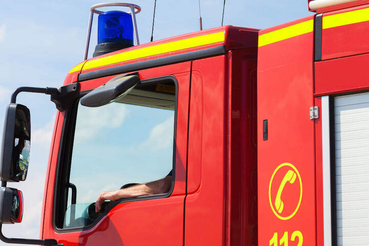 Die Feuerwehr musste die auf einen Rollstuhl angewiesene 74-Jährige aus der brennenden Wohnung befreien (Symbolbild).