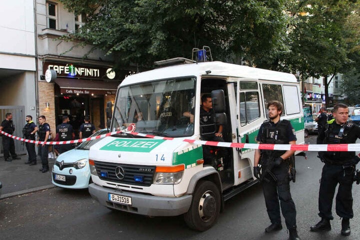 Polizisten sperrten die Straße mit einem Flatterband ab.