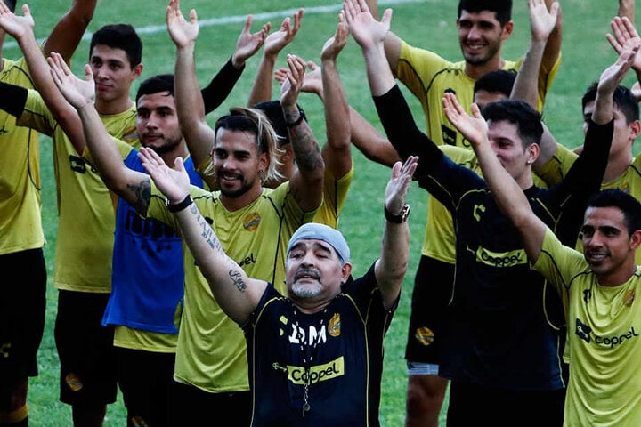 Stimmten den isländischen "Huh"-Gesang an: Diego Armando Maradona (vorne-Mitte) und seine neue Mannschaft