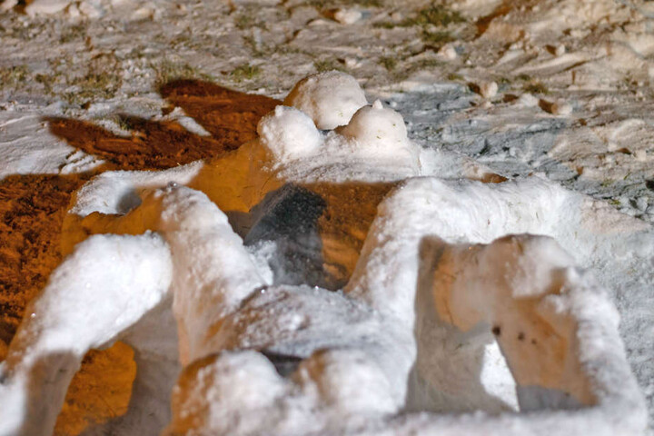 Mit dem Neuschnee ist in Radeberg ein neues Kunstwerk entstanden: Zwei nackte Frauen liegen sich gegenüber.