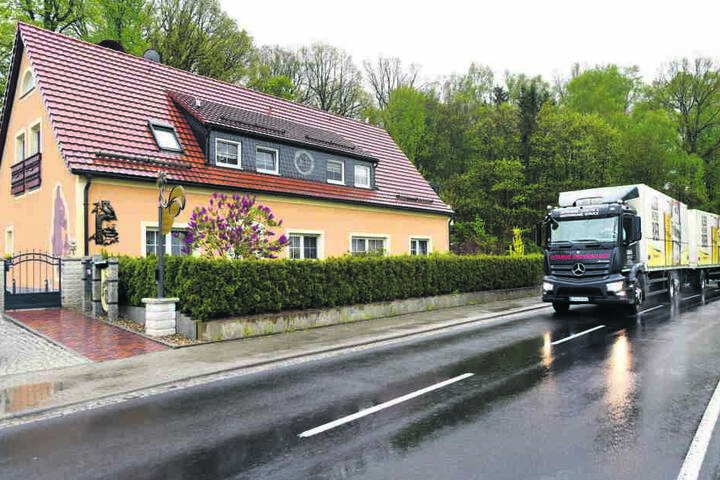 An seinem Haus donnern täglich 40-Tonner vorbei, Autos rasen die Straße lang. Deshalb stellte Leyer den Anhänger auf.