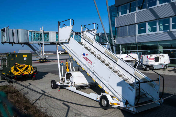 Eine Gangway mit der Ortsangabe Rostock-Laage steht auf dem Flughafen. Lufthansa übernimmt ab Mai die Strecke zwischen Rostock-Laage und München.