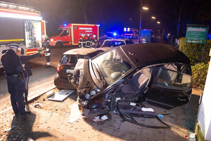 Die Polizei befragt Zeugen am Unfallort.