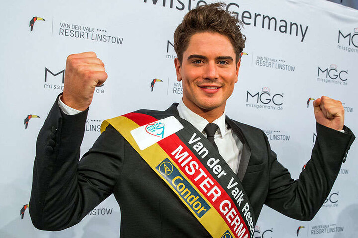 Dominik Bruntner aus Hochdorf bei Stuttgart jubelt am 10.12.2016 in Linstow nach der Wahl zum "Mister Germany 2017".