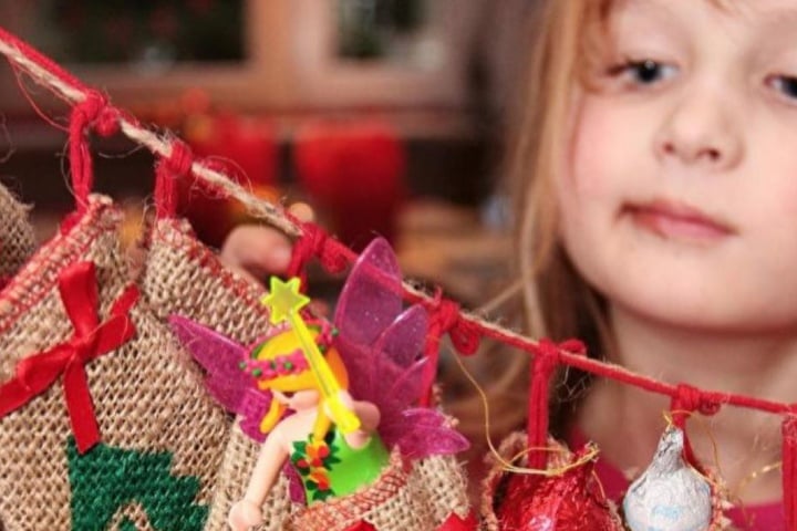 Fleißig basteln Kinder schöne Deko für Weihnachten. (Symbolbild)