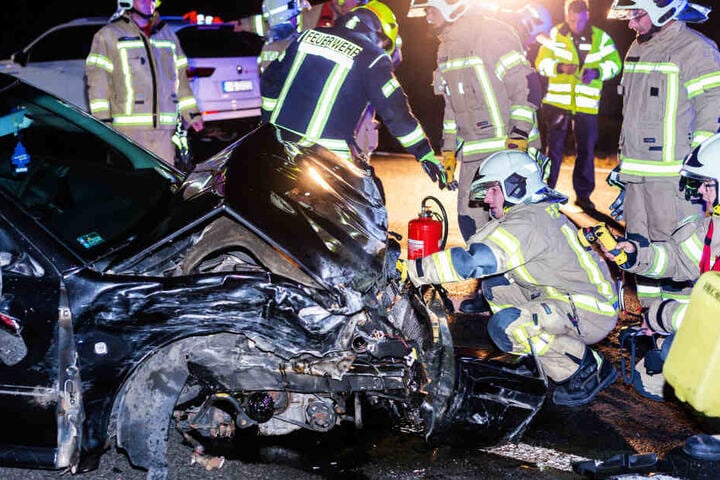 Die Feuerwehrleute begutachteten die Unfallfahrzeuge ganz genau.